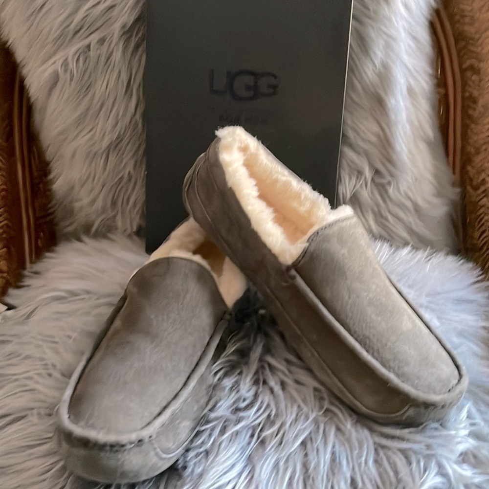 Mens UGG Ascot Moccasin size 11. NEW with box.